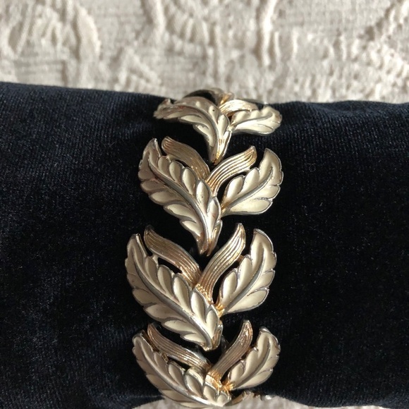 VINTAGE enamel floral leaf bracelet. Gold & White colour - Picture 5 of 9